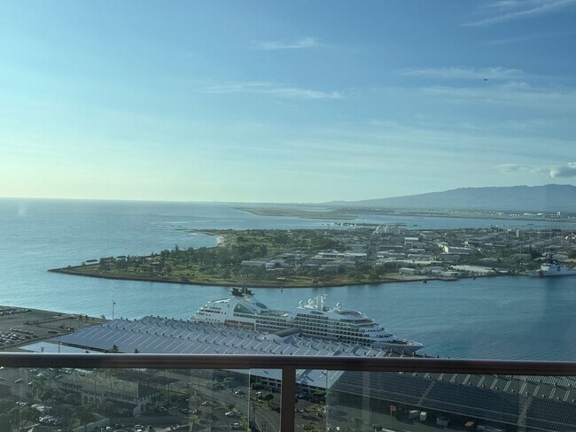 Building Photo - Luxurious 2 bed/2bath/2 parking Fully Furnished in One Waterfront Towers