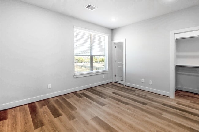 Building Photo - 1250 N Post Oak Rd