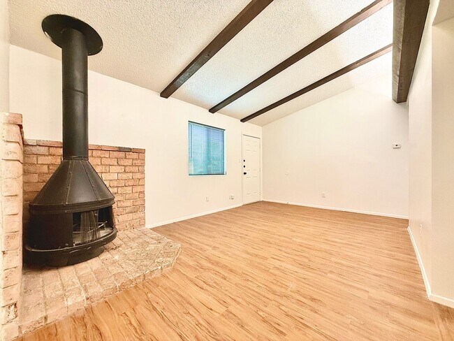 Primary Photo - 1118/1120 Hazelton