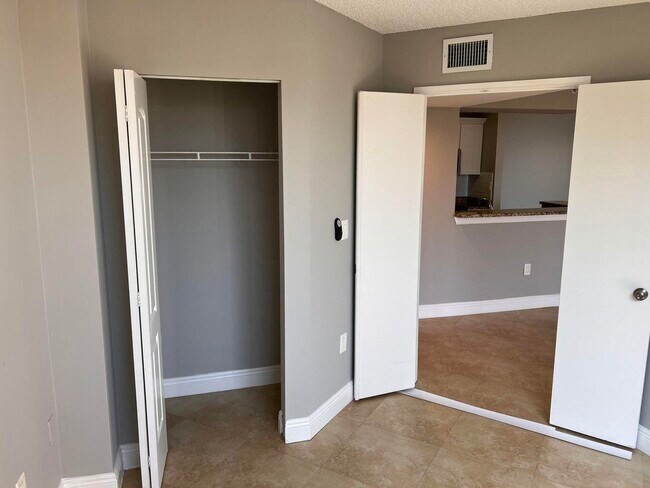 Building Photo - 1000 Scotia Dr