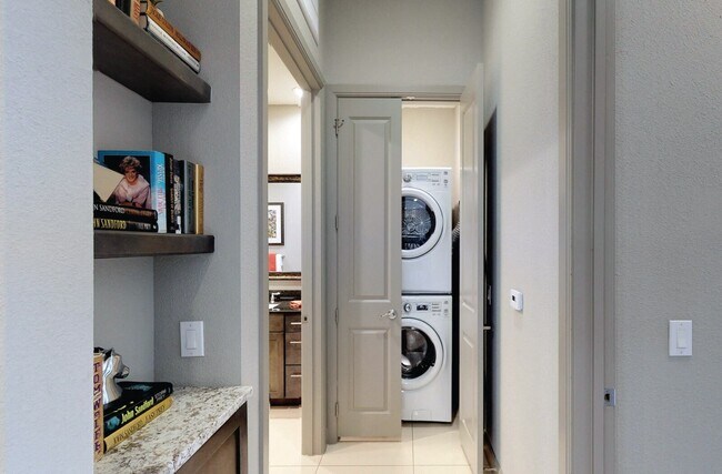 Building Photo - Exclusive 2-Bed | 100% Off First Month!
