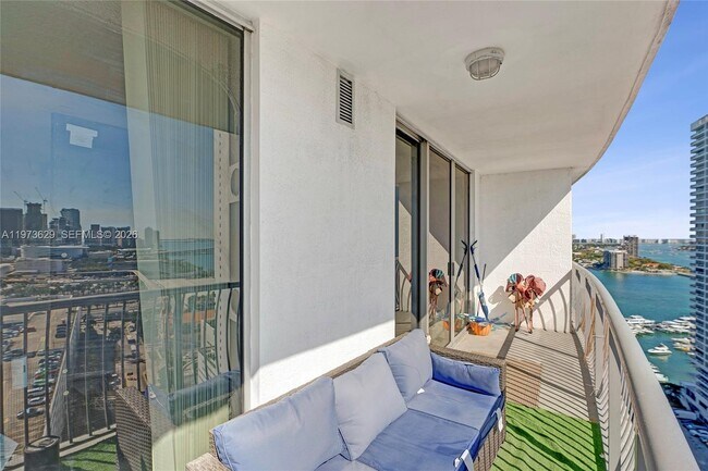 Building Photo - 1750 N Bayshore Dr