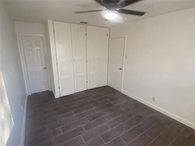 Building Photo - Spacious 3/2 duplex with a garage