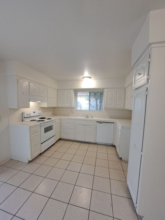 Building Photo - 132-6 Dayton