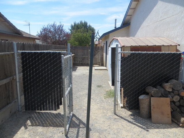 Building Photo - Kerman Westside Home, 3+BR/2BA, Built 2002 - Lots of Amenities!