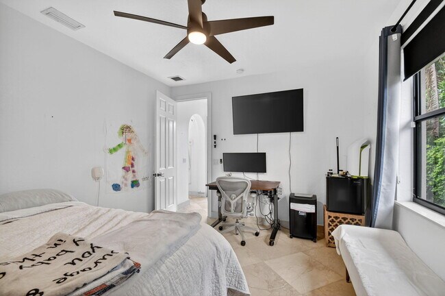 Building Photo - 10337 Trianon Pl