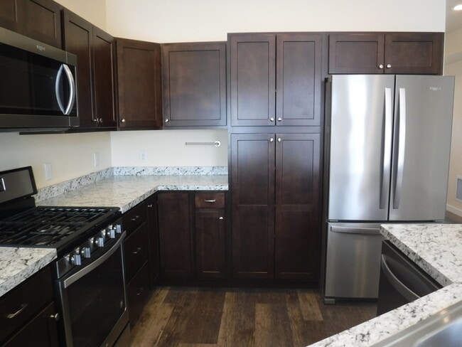 Building Photo - Newer side by side duplex