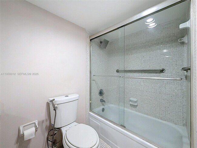 Building Photo - 605 Oaks Dr