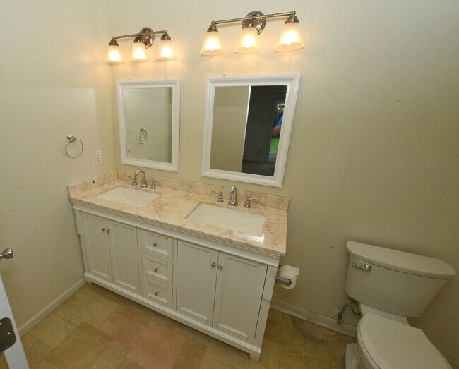 Building Photo - Community Lake-Dock and Private Beach