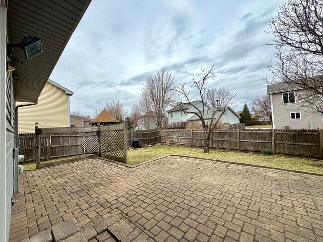 Building Photo - 665 Lakewood Farms Dr