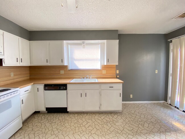 Building Photo - 9630 Hefner Village Blvd