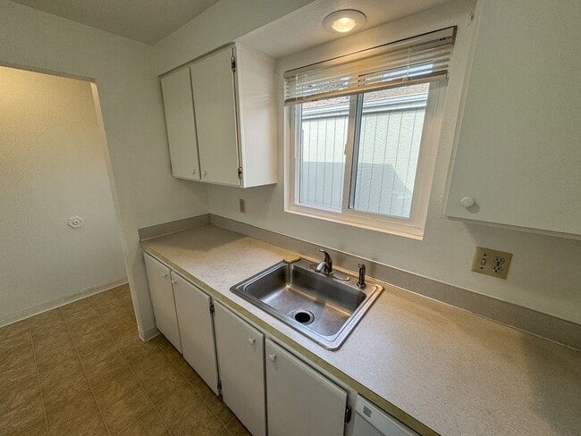 Building Photo - ANNETTE372-374