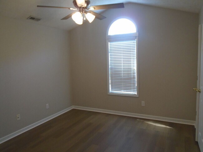 Building Photo - Updated move in ready 2 bedroom!
