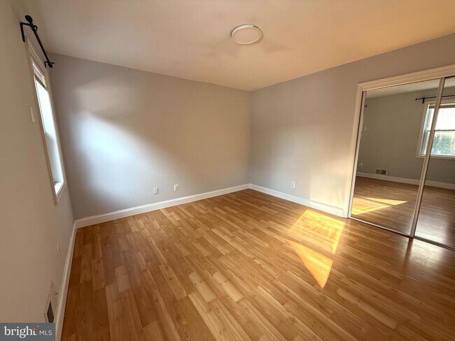 Building Photo - 701 N Vermont St