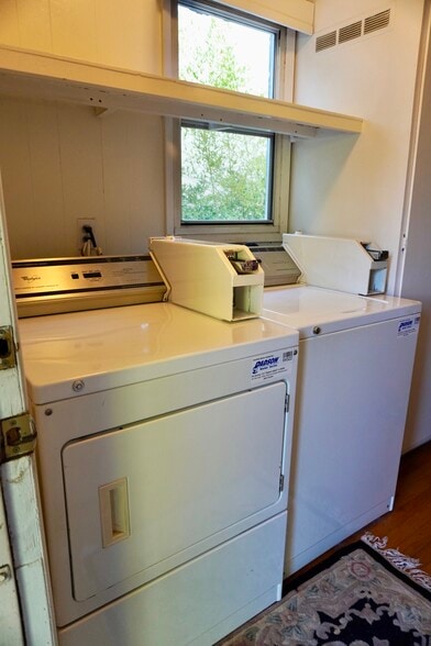 Building Photo - 1220 S Woods Ave