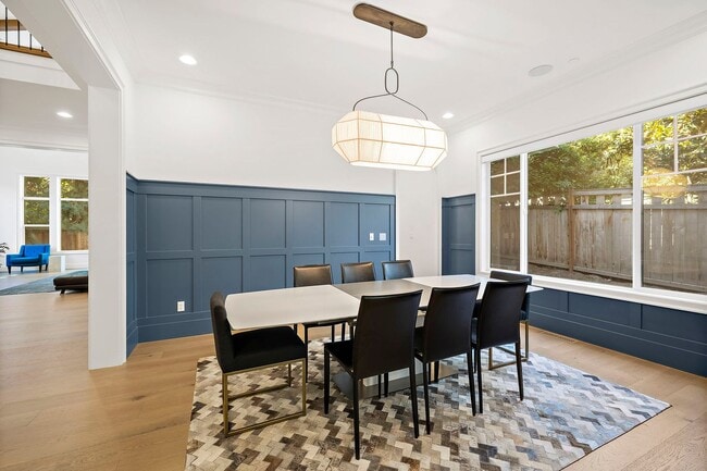 Building Photo - 4bd/4.75ba Bellevue House