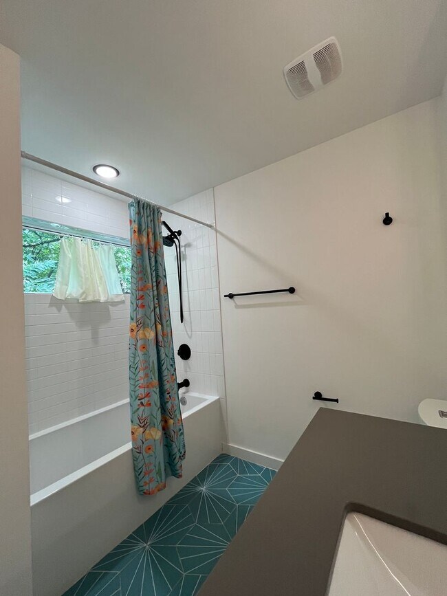 Building Photo - Great Studio Close to Downtown
