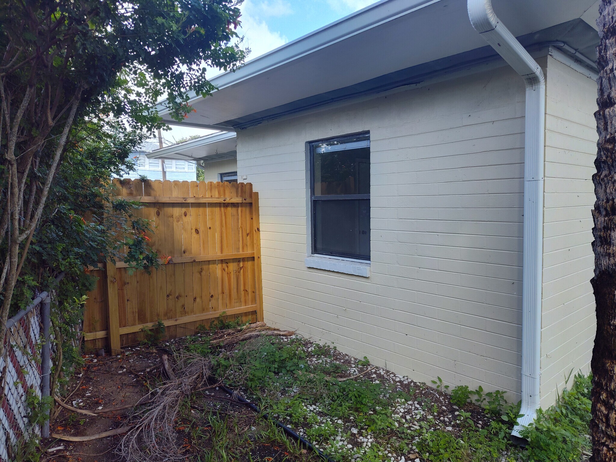 Building Photo - 318 N Oleander Ave