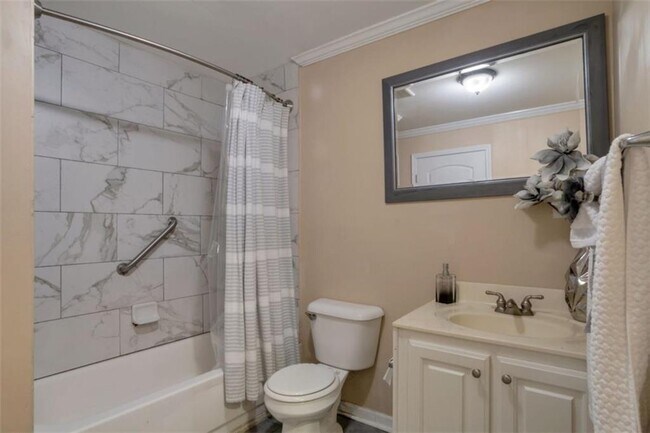 Building Photo - 415 Oxmoor Lake Dr