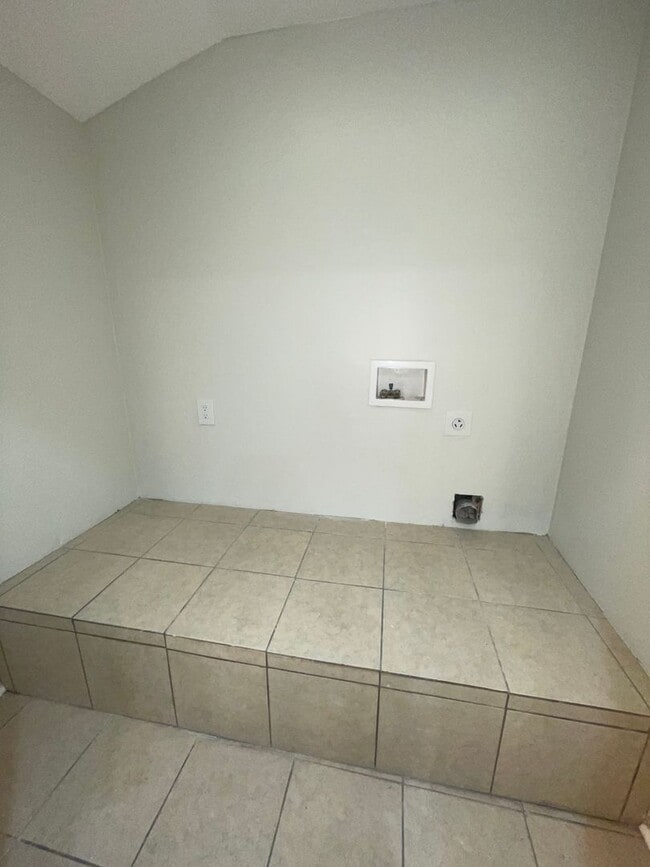 Building Photo - 3BR/2BA Home with Detached Garage & Large Yard