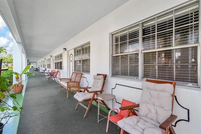 Building Photo - 2455 NE 51st St