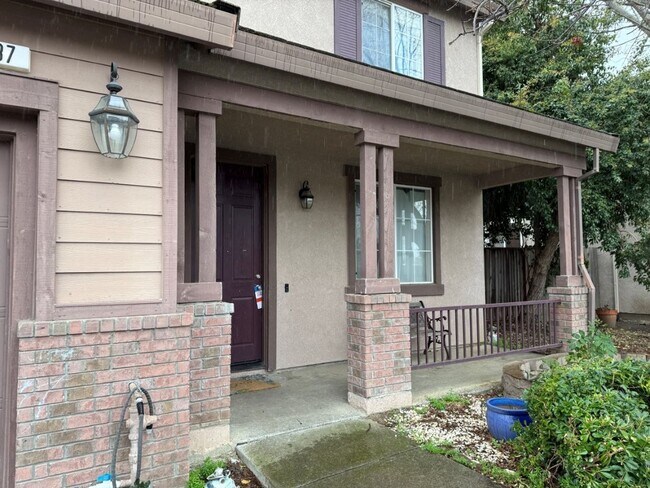 Building Photo - Modern 4 Bedroom w/ Loft Stonegate Area Vacaville *Star Rentals