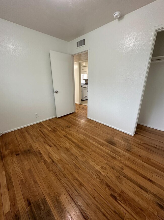 Building Photo - 707 N Villa Ave