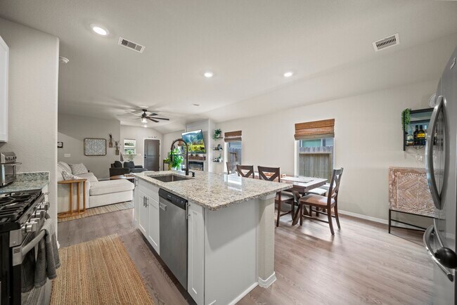 Building Photo - 14346 High Hl Dr