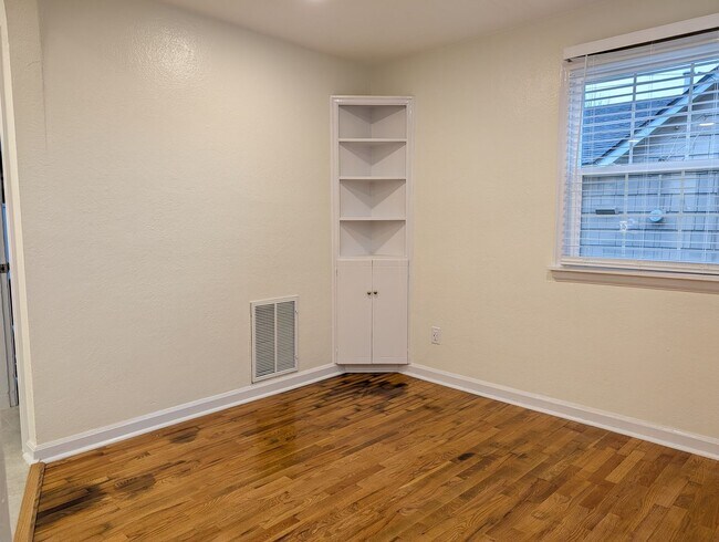 Building Photo - 1002 S 12th St