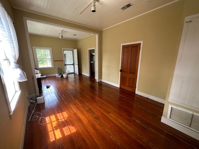 Building Photo - ADORABLE DUPLEX IN DOWNTOWN OCEAN SPRINGS