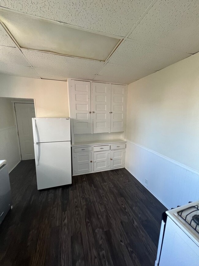 Building Photo - 454 W 2nd St