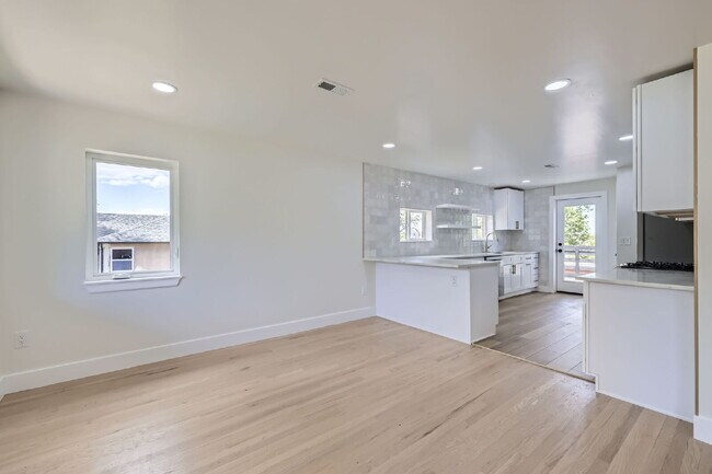 Building Photo - Beautifully Updated Duplex