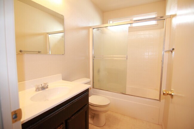 Building Photo - Beautiful Chico Home Near Baroni Park