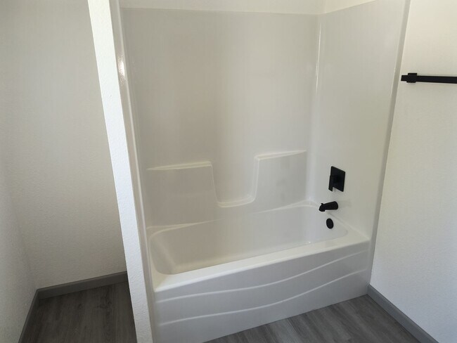 Building Photo - Newly Remodeled 3 Bedroom 1 1/2 Bath Home