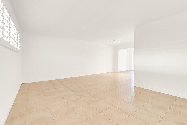 Building Photo - 32 Colonial Club Dr