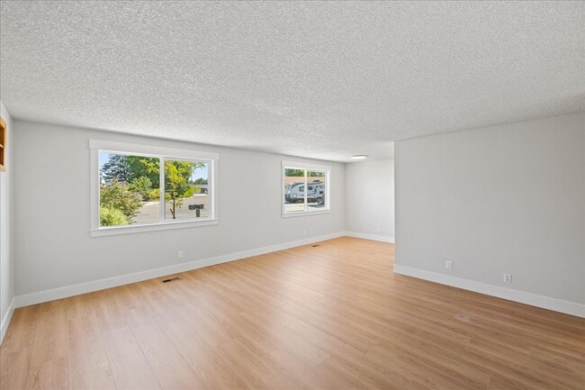 Building Photo - 1309 W Maple Ave