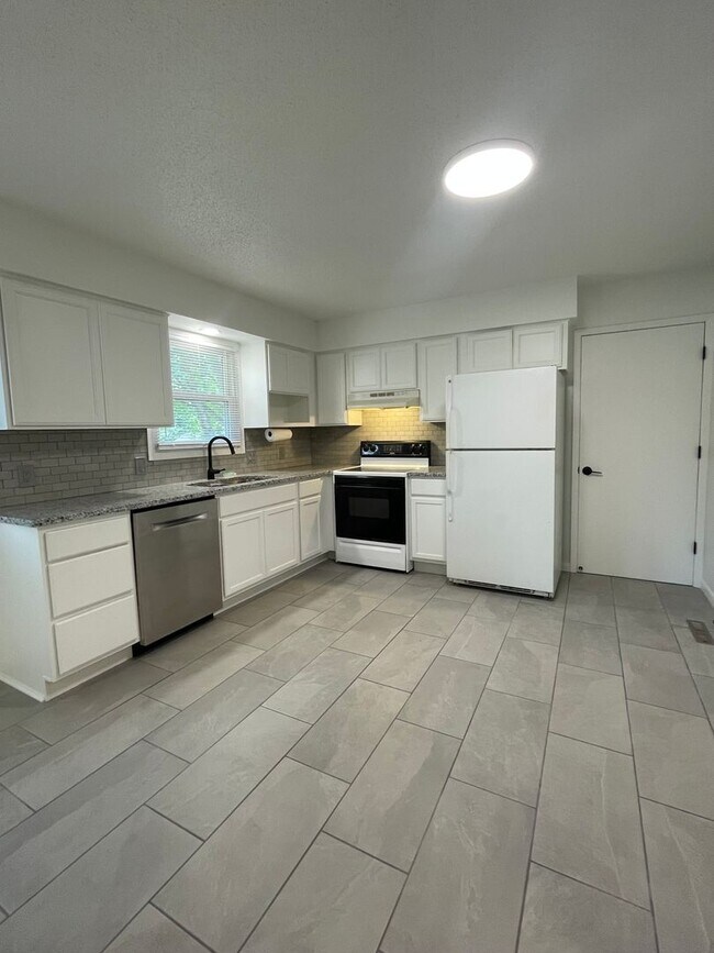 Building Photo - Great Location 3 bedroom 1 bath 1car garage
