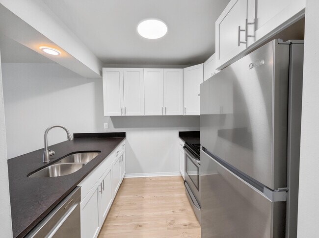 Building Photo - 512 Landview Dr