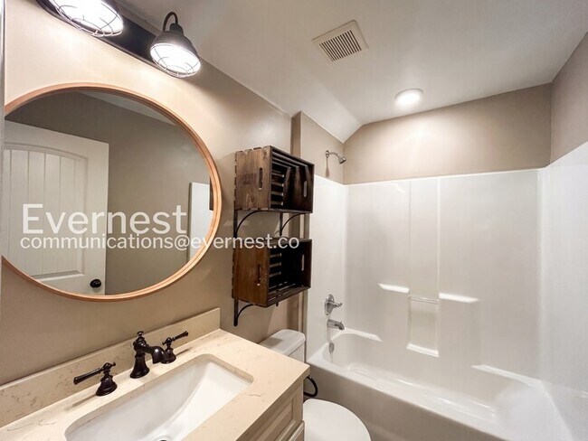 Building Photo - 4 Bed/2.5 Bath Home with Garage / Pet-Friendly / Vouchers Accepted / Available Now!