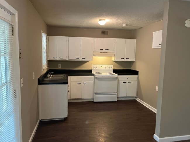 Building Photo - **AVAILABLE NOW**3 Bedroom / 1 Bathroom Ho...