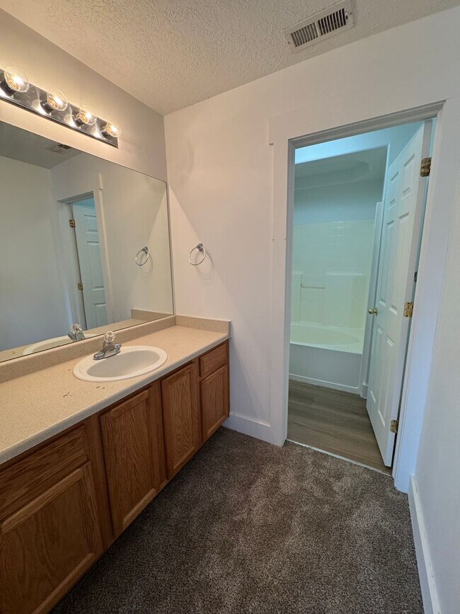 Building Photo - Amazing Riverton Townhome in Aspen Springs!