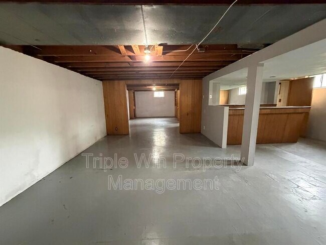 Building Photo - 10319 Varnum Dr
