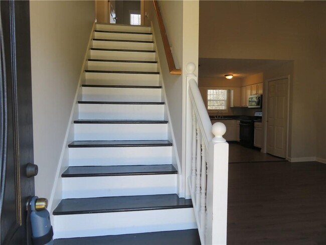 Building Photo - 204 Twin Pines Ct