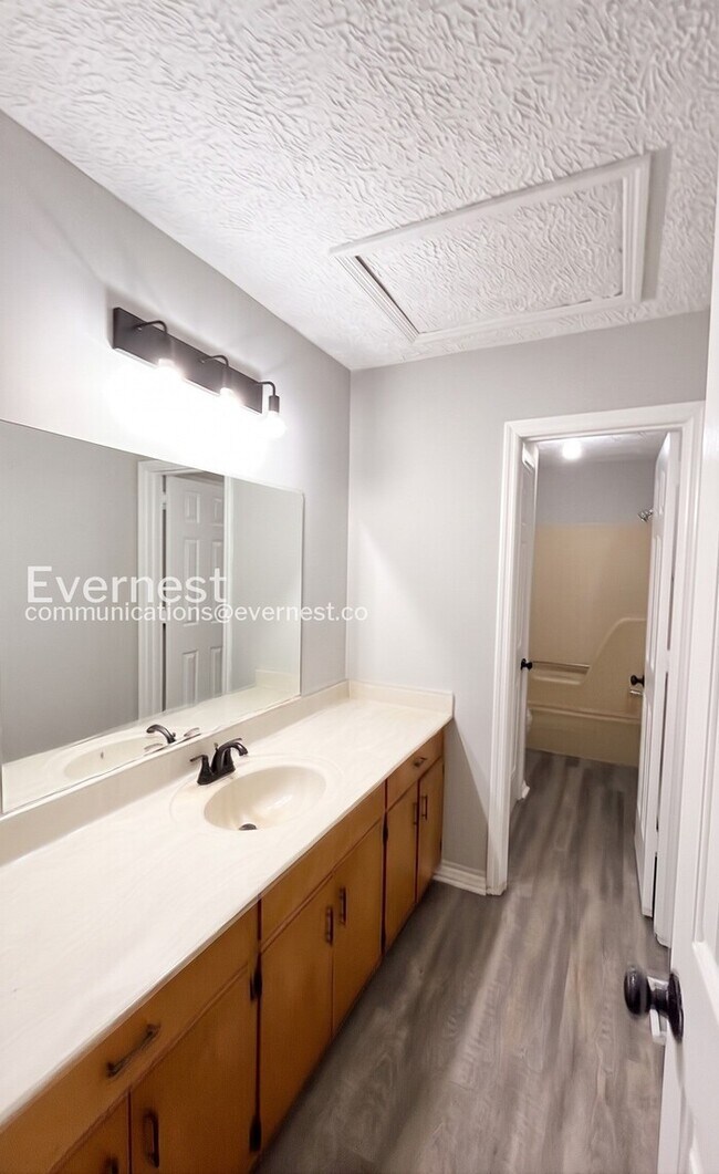 Building Photo - 2 Bed/2 Bath Home with Modern Amenities / Pet-Friendly / Available Now!