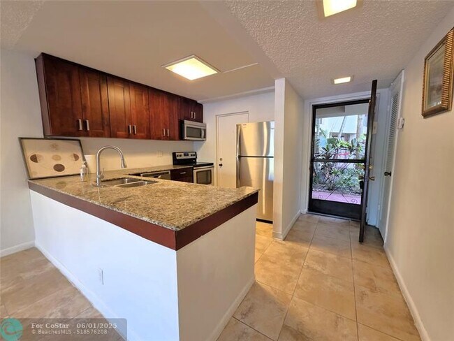 Building Photo - 2320 S Cypress Bend Dr