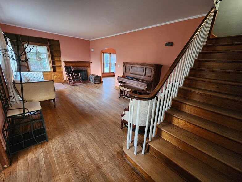 Parlor - 134 W Lincoln St