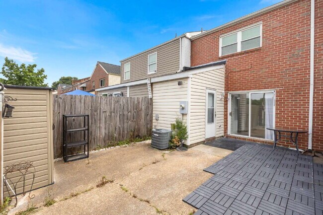 Building Photo - Renovated townhouse