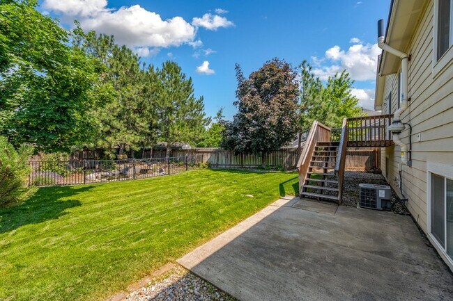 Building Photo - 5 bed 3 bath split level near State Line
