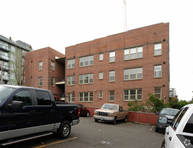 Building Photo - Queen's Court Apartments