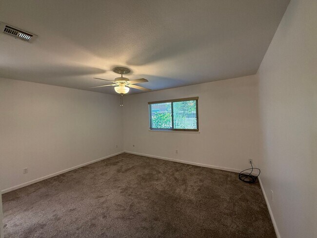 Building Photo - Single story 3 bedroom with attached Garage!